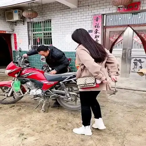  老爸,只要你今天不再出去打麻将,女儿保证你摩托车没毛病