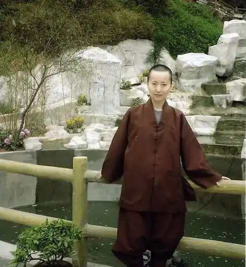  2段婚姻,和丈夫剃度出家,41岁去世,父亲跪在地上埋怨自己
