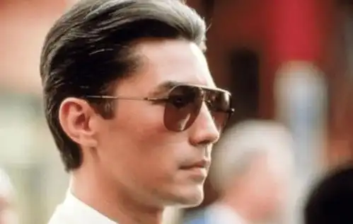 尊龙有多帅林青霞打麻将多看他一眼就陪他打一夜,王祖贤也爱慕他
