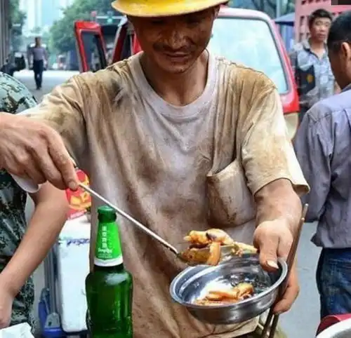  农民工工地生活啤酒加大锅菜,一顿吃三碗才能有力气干活