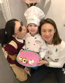 张柏芝带俩娃做饼干小儿子对镜痞笑似谢霆锋