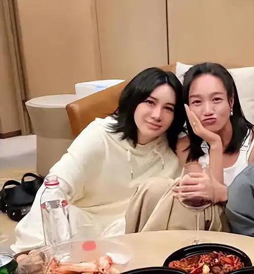  朱丹喝大了,皮肤黑红眼睛鼻子皱一块,姐妹全素颜梦回爱上女主播
