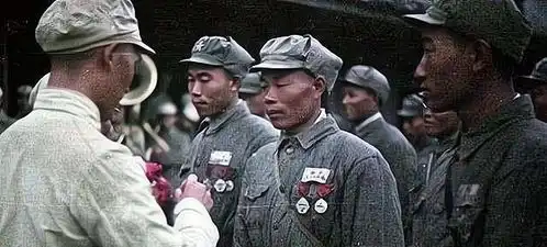  请记住英雄张良荣95岁拿出6枚功勋章,终于说出自己的老兵身份