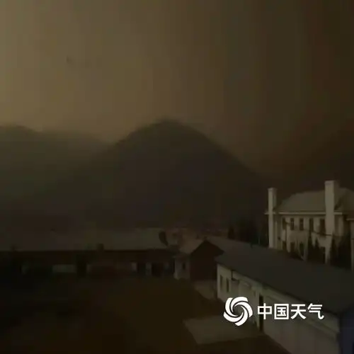  白昼如夜内蒙古牙克石市塔尔气镇遭遇泥雨天气