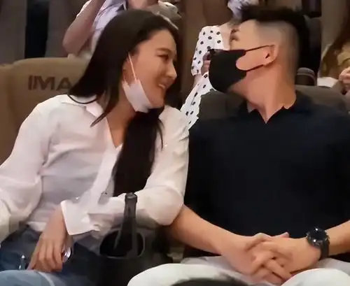  张馨予何捷支持王宝强新电影,夫妻二人紧贴热聊,当众大秀恩爱
