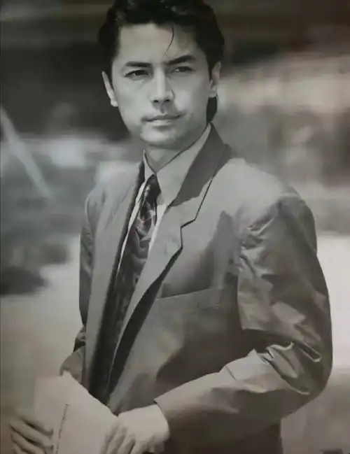  尊龙年轻时真绝,穿西服叠穿马甲英俊帅气,梳大背头显得骨相真美