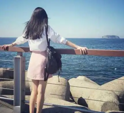  老婆删除了和一个男人的聊天记录,我该和她离婚,还是告诉她家人