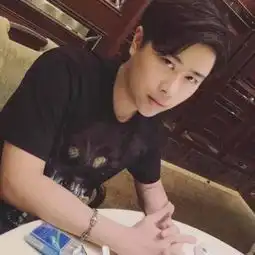  卢本伟再次更新转发微博,暗示卢姥爷即将复活网友上柱香