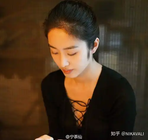  如何评价杨采钰的长相