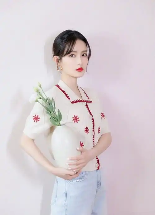  李沁古装最美一身蓝色格纹裙配温柔短发,美若天仙