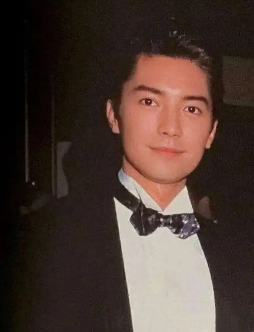  尊龙近况曝光,眉毛花白小肚子明显,69岁依旧精气神十足