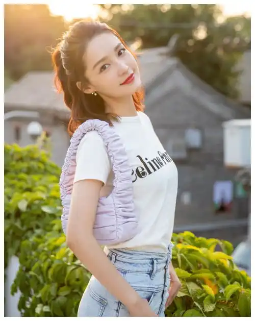  邓伦李沁头像背景引争议,网友猜测原因,更直言两人早在一起
