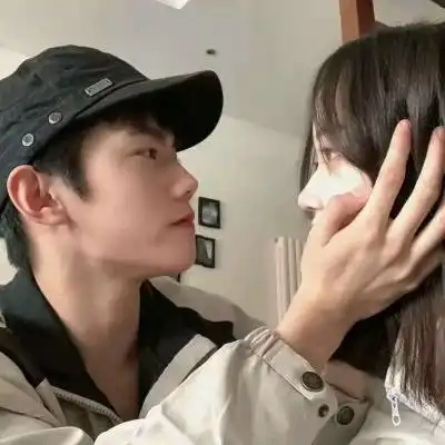  虐狗专用情头虐狗图片一张俩人亲吻一对