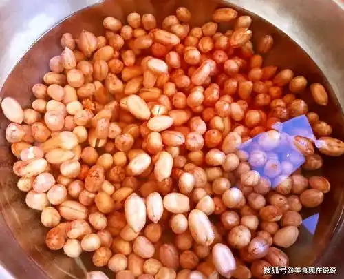  油炸花生米,不要直接用油炸多做1步,香脆可口,半个月不会潮做法