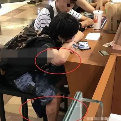 2岁出道,被亲爸后妈当摇钱树吸血多年,小小彬如今怎么样了

