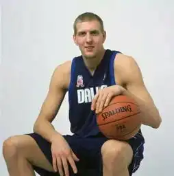  nba的黑人球员肌肉很大,肌肉突出,肌肉线条明显,而一些白人球员看上去没有肌肉,手瘦瘦的,肌肉不突
