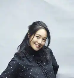  主持人朱丹生下女儿,眉眼看着像周一围,不过小孩肤色咋这么黑