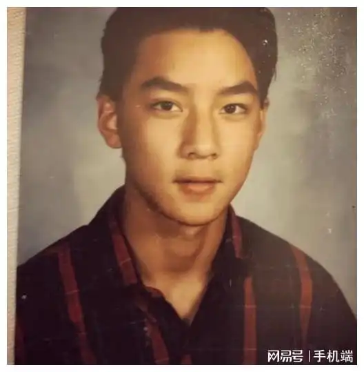  不耐老的4位男星,年轻时各个逆天神颜,如今却脸垮成地中海