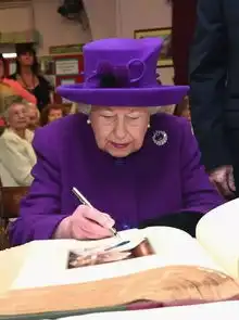  英国女王从出生洗礼到头发斑白,10张照片看她一生过往