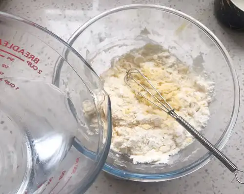  面粉,鸡蛋加牛奶,教你做酥脆的蛋奶小饼干,比买的还好吃