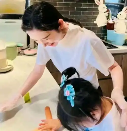  唐艺昕带娃散步,全副武装难掩苗条身材,4岁女儿背影神似张若昀