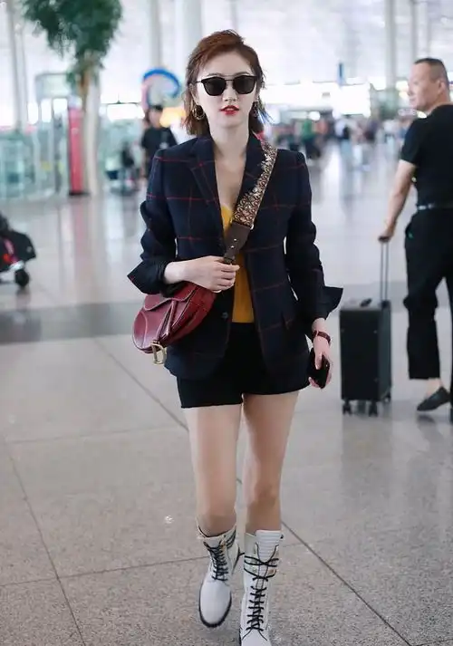  景甜身穿西服套装现身机场烈焰红唇秀美腿御姐范十足