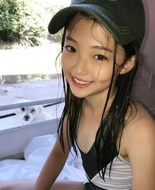  11岁性感女孩火了,火辣打扮不输成年女性,网友长大还了得