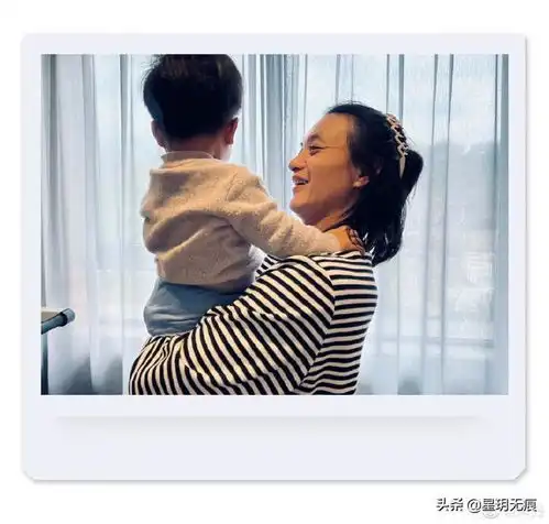  罕见秀恩爱朱丹带子女探班老公周一围怀抱孩子笑容灿烂