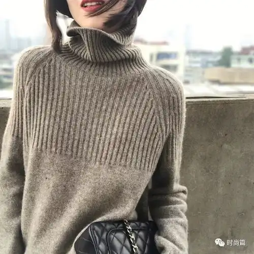  听说,最近很火一种毛衣烟囱领羊绒衫,大年初一配外套,美