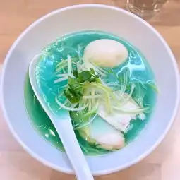  走吧,带你去东京吃一碗看上去毫无食欲的蓝色拉面