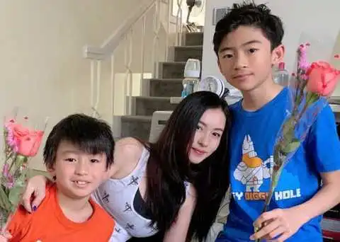  张柏芝晒二儿子,quintus长相越发帅气,母子互动好温馨