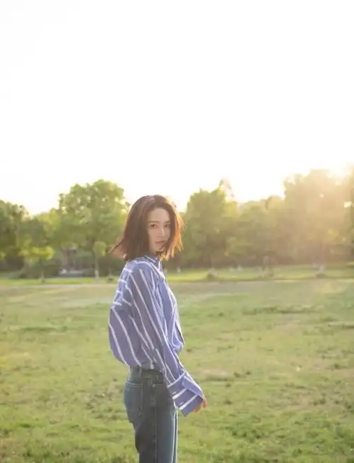  李沁私服有看头,黄卫衣配牛仔裤穿得时尚迷人,这表现力没谁了