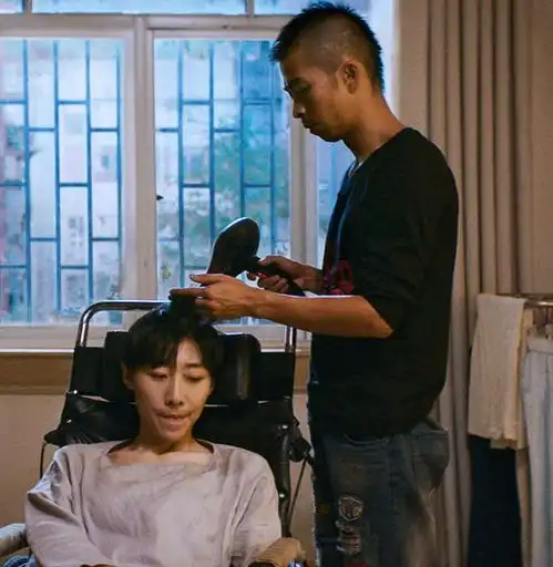  电影人生如戏,笑着活下去