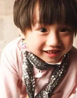  三岁孩子被喂到70斤当吃播孩子天生就是爸妈的摇钱树