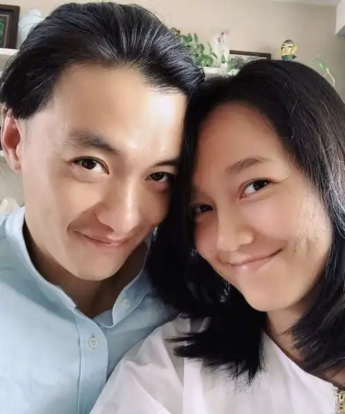  继奶茶和微博门之后,朱丹和周一围首同框秀恩爱,一个动作被指作