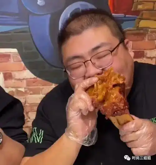  泡泡龙去世后,某吃播网红继续暴饮暴食,网友喊话脸上已经有黑斑