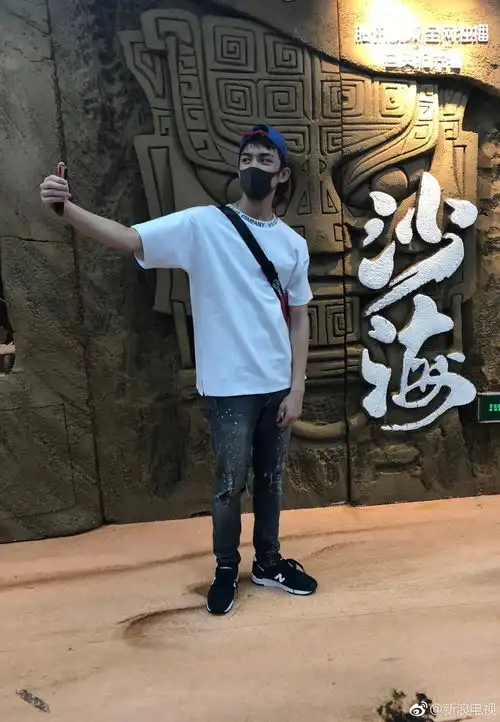  小鸭梨突然出现吴磊现身上海地铁站开启冒险体验空间打卡