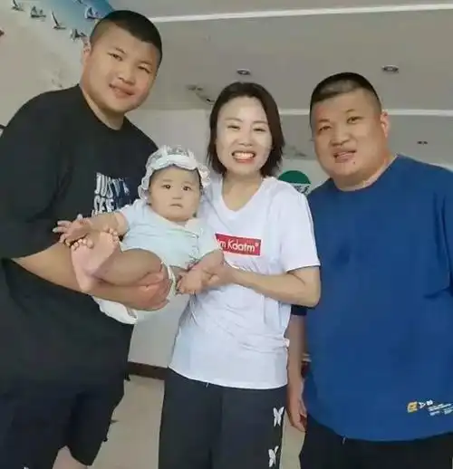  大衣哥赶紧加油,人家草帽姐才41岁已经当奶奶了