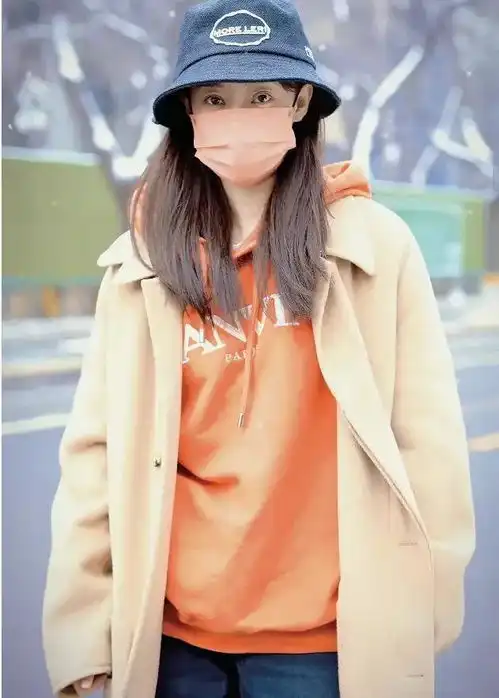  春晚二排赵丽颖6千羽绒服好廉价,吉克隽逸穿短裙露腿冻得通红