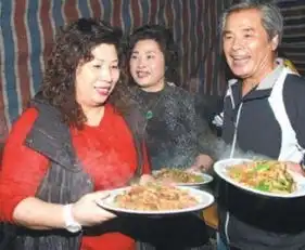现实版韦小宝,为养6个老婆70岁还拍戏,最小老婆仅20岁
