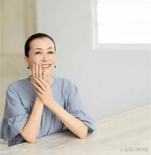  你有没有经常看到这样的言论,说中年女人不适合穿碎花裙