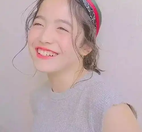  卷发真的不显老这款发型适合所有脸型的女生
