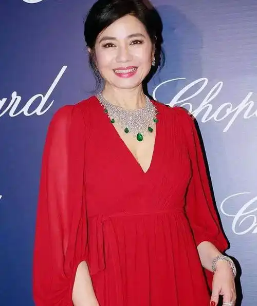  张国荣周润发为她倾倒,她却为亡夫终身守寡,62岁身价百亿