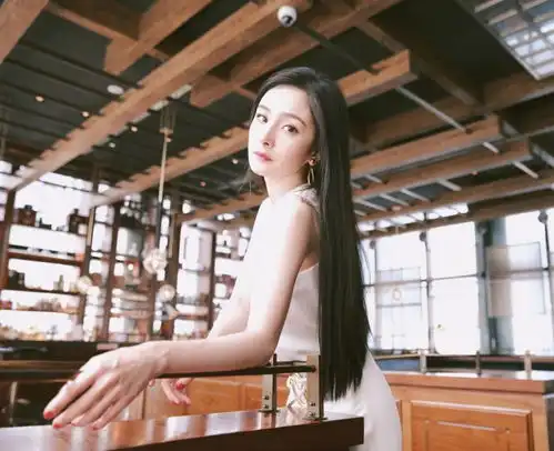  杨幂朋克风编发太酷了脏辫儿搭配金属耳环,一改小白花形象