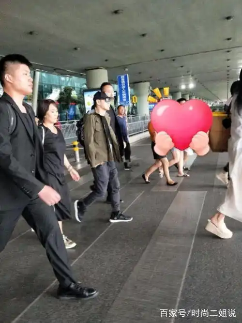  林志颖帅气外出,身穿军绿色夹克脚穿运动鞋,生图也不像45岁