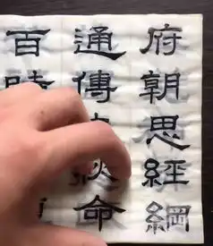  写字最美奶奶火了,嫌弃孙女字难看,拿出自己练字本惊呆孙女