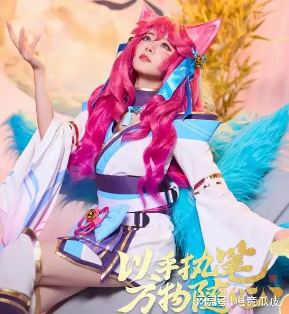  骆歆rita同时cos阿狸,白丝深v露香肩,谁的颜值被碾压了