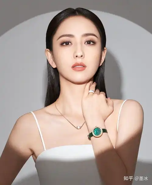  单身的女明星风格都变了,佟丽娅大秀御姐风,赵丽颖挑战质朴角色