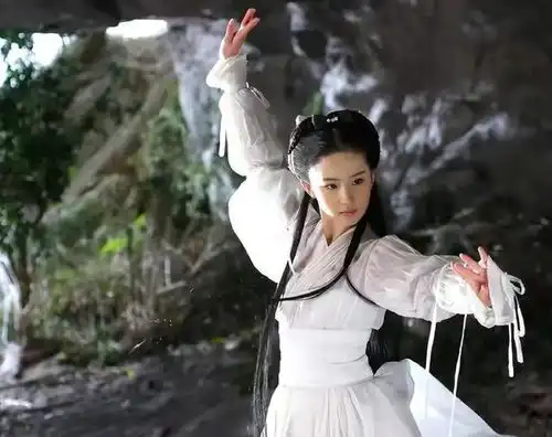  把自己整容成刘亦菲的女孩,如今6年过去了,她过得如何