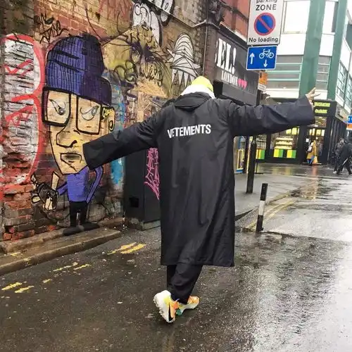  当年爆火的vetements现在怎么样了